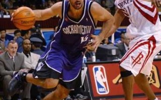 2004年NBA季后赛：休斯顿火箭对决萨克拉门托国王的激战回顾