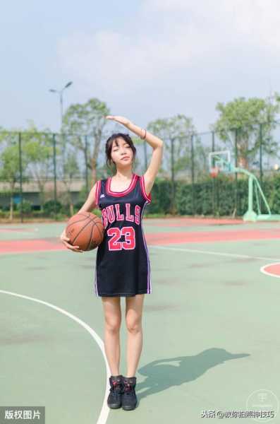 美女雨中挥洒篮球热情-第2张图片-寰星运动网